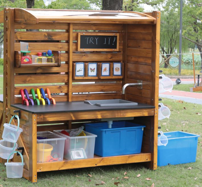 Outdoor Experimentierstation mit viel Zubehör